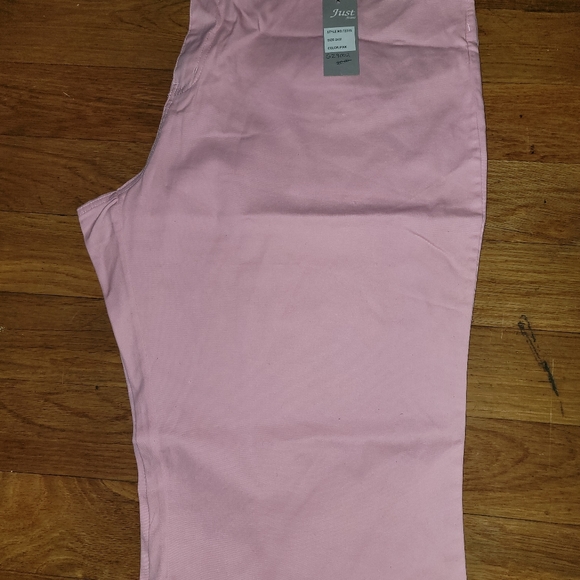 Women's shorts - Picture 2 of 3